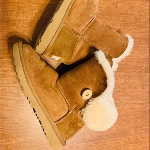 Girls Authentic UGG Boots Bailey Button sz 3